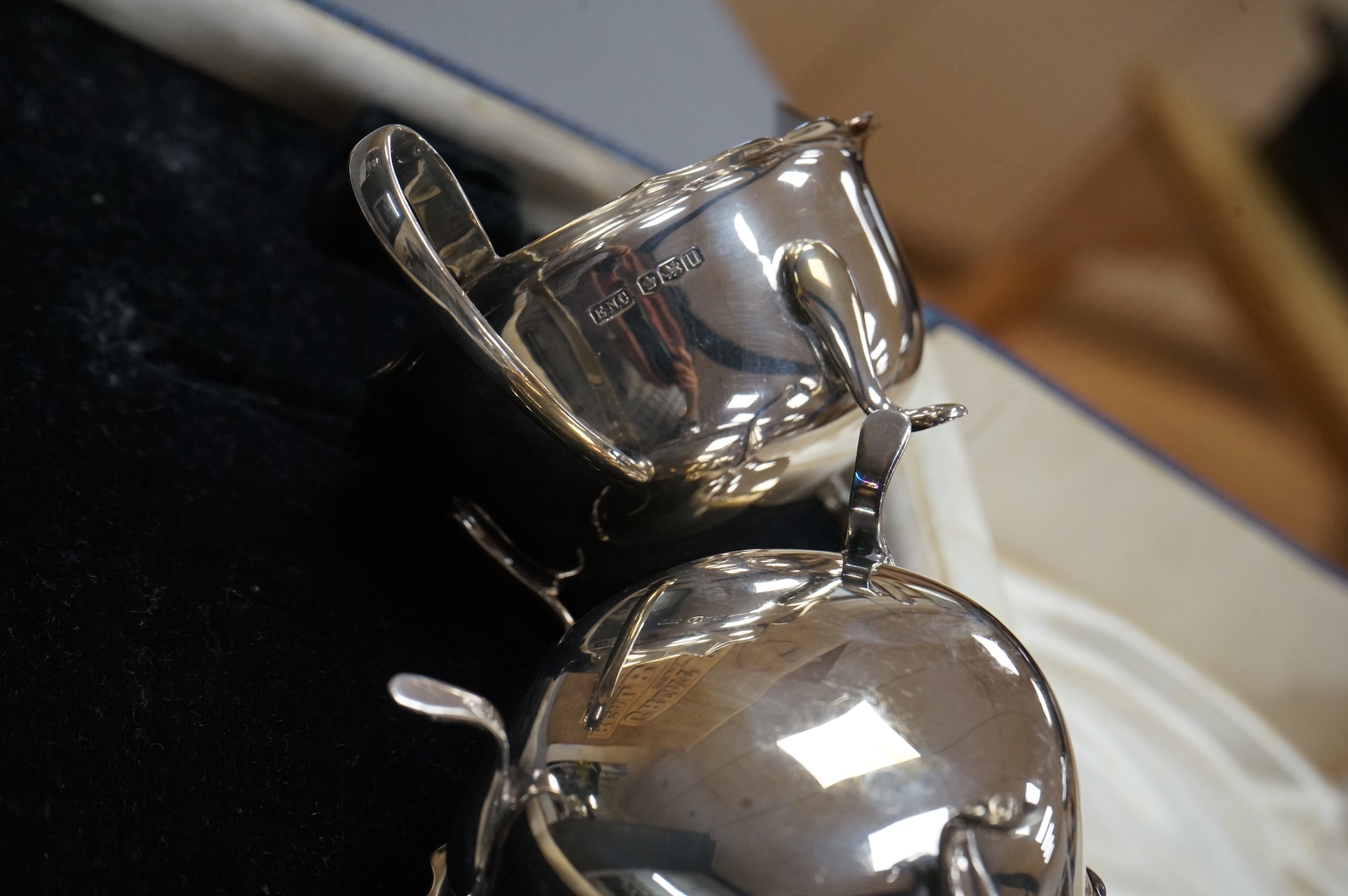 A pair of George VI silver sauce boats, maker, ENC, Sheffield, 1937, in fitted case (lacking sauce ladles?), length 14.6oz, 7oz.